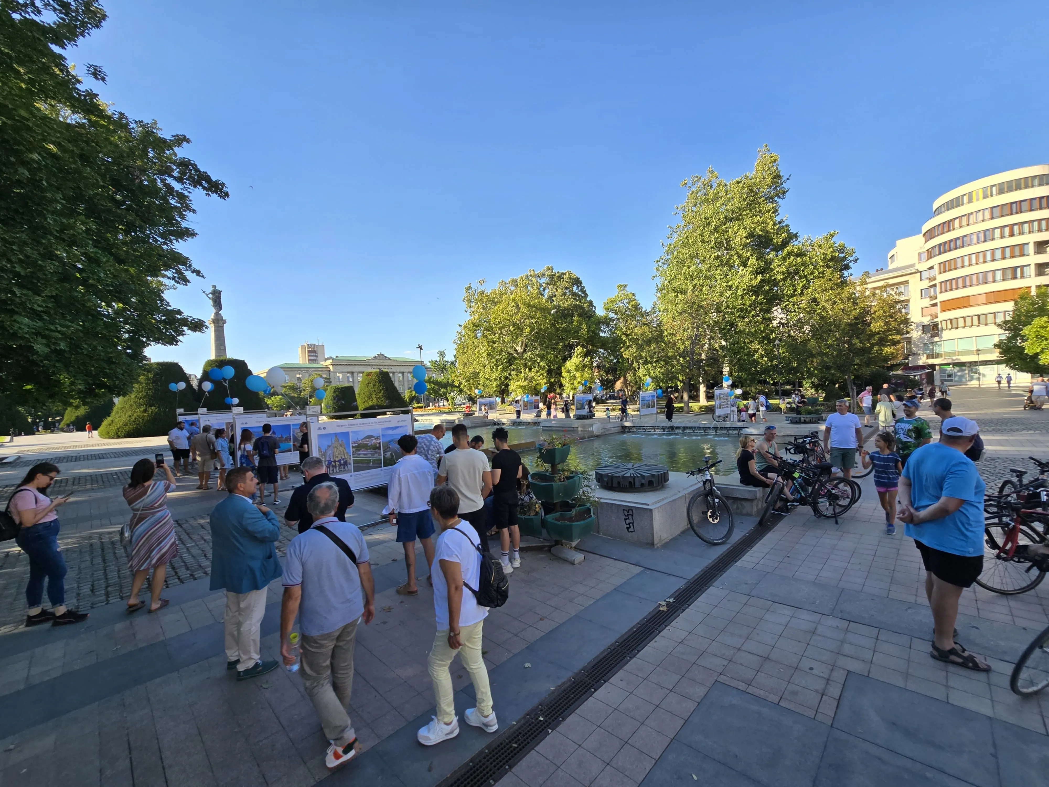 Фотоизложбата „По река Дунав от Голямата до Малката Виена“ беше открита от велоприключенците „Slow Riders“ на площад „Свобода“ в Русе